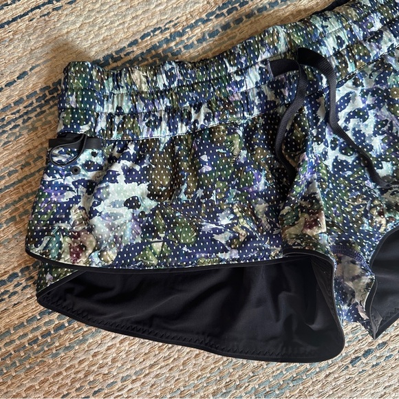 Lululemon Water: Surf Short in Floral Sport White Multi Black Reversible Size 6 - Picture 3 of 15